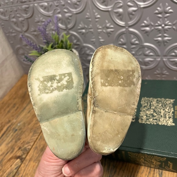 VINTAGE CERAMIC BABY SHOES – WHITE GLAZED – DECOR COLLECTIBLE - Picture 5 of 7